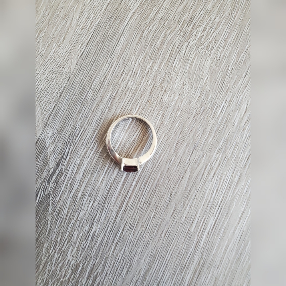 Garnet square solitaire ring - Picture 2 of 5
